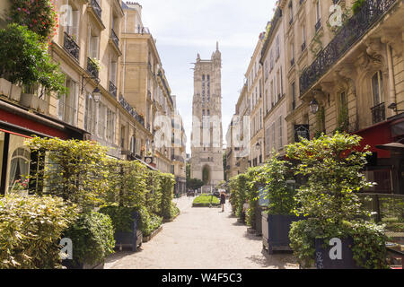 Paris Saint Jacques Tower - Blick auf Saint Jacques Tower von der Rue Nicolas Flamel im Marais, 4. Arrondissement von Paris, Frankreich, Europa. Stockfoto