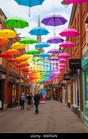 Eine farbige Darstellung der Schirme, die obenliegend in der Fürstbischöfe Shopping Precinct in Durham, England, Großbritannien Stockfoto