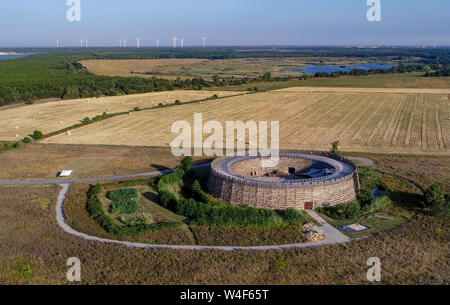 23 Juli 2019, Brandenburg, Raddusch: Ansicht der Slawischen Burg im Spreewald (Luftbild mit einer Drohne). Im frühen Mittelalter, in der 9./10. Jahrhundert, Niederlausitz am westlichen Rand des Spreewaldes wurde durch ein dichtes Netz von kleinen Ring-förmigen Burganlagen. Eine dieser slawischen Burgen steht heute wieder aufgebaut in Raddusch. Die Slawische Burg Raddusch ist ein typisches lousitz Monument und erinnert uns an eine Kultur, die heute weitgehend verschwunden ist. Seit 2003 ist der Verband Slawenburg Raddusch e.V., die die gesamte Anlage im Auftrag der ausführenden Agentur wurde, die Stadt o Stockfoto