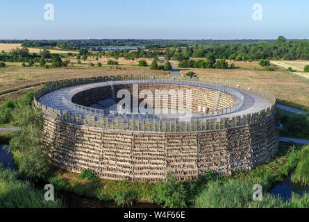 23 Juli 2019, Brandenburg, Raddusch: Ansicht der Slawischen Burg im Spreewald (Luftbild mit einer Drohne). Im frühen Mittelalter, in der 9./10. Jahrhundert, Niederlausitz am westlichen Rand des Spreewaldes wurde durch ein dichtes Netz von kleinen Ring-förmigen Burganlagen. Eine dieser slawischen Burgen steht heute wieder aufgebaut in Raddusch. Die Slawische Burg Raddusch ist ein typisches lousitz Monument und erinnert uns an eine Kultur, die heute weitgehend verschwunden ist. Seit 2003 ist der Verband Slawenburg Raddusch e.V., die die gesamte Anlage im Auftrag der ausführenden Agentur wurde, die Stadt o Stockfoto