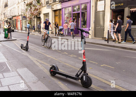 Paris Elektroroller - Mann Radfahren vom Dock - kostenlose Elektroroller in Saint Germain-des-Prés in Paris, Frankreich, Europa. Stockfoto