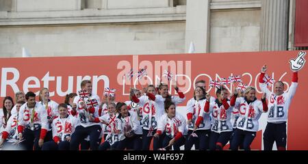 (190723) - Peking, 23. Juli 2019 (Xinhua) - britische Athleten winken und jubeln während der Olympischen Spiele und Paralympics Team GB Rio Siegesparade 2016 in Trafalgar Square in London, Großbritannien, Oktober 18, 2016. (Xinhua / Han Yan) Stockfoto