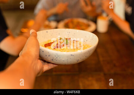 Kellner servieren Spaghetti Carbonara auf der Platte im Restaurante. Stockfoto