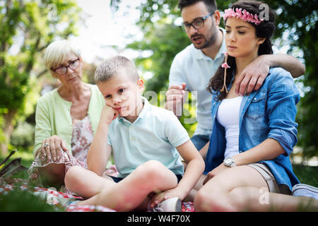 Familie trostreiche wenig hartnäckige Kind und Verwalten von Emotionen Stockfoto