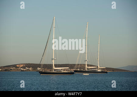 Zwei Segelboote auf ruhiger See in der griechischen Insel. Stockfoto