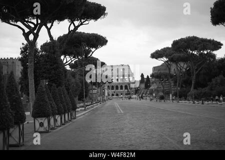 Die Straße, die nach dem antiken Amphitheater des Kolosseums in Rom, Italien Stockfoto