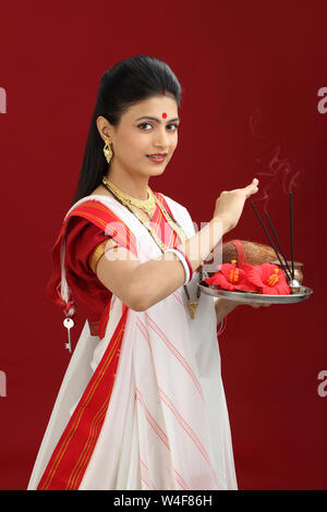 Bengali Frau hält pooja thali Stockfoto