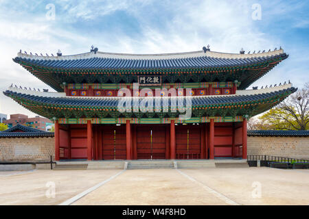 Donhwamun Tor ist das Main Gate am Eingang der Changdeokgung Palace, Seoul, Südkorea Stockfoto