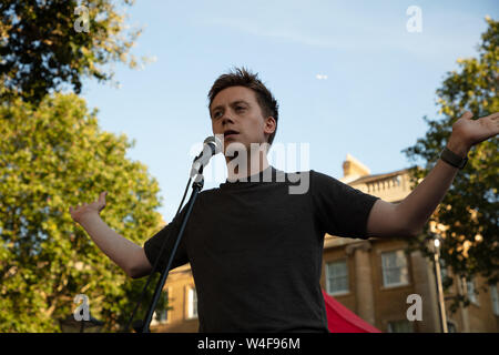 London, Großbritannien. 2019. Der linksgerichtete politische Aktivist und Schriftsteller Owen Jones sprach bei der Demonstration „Not My Prime Minister“ vor der Downing Street 10 an die Menge. Quelle: Joe Kuis /Alamy News Stockfoto