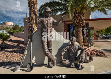 Puddler's Break, Bronze Skulptur von Hoover Dam Arbeitnehmer, die von Sutton Betti, 2009 in Boulder City, Nevada, USA Stockfoto