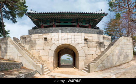 Sukjeongmun, 1396 erbaut, auch als Tor Nord genannt, ist eine der acht Tore von Seoul in der Festungsmauer von Seoul, Südkorea. Stockfoto