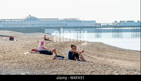 Brighton UK 23. Juli 2019 - die Besucher am frühen Morgen heißen Sonne genießen von der West Pier in Brighton. Hitzewelle Bedingungen sind für den Südosten von Großbritannien mit Temperaturen erwartet, die Mitte der 30er Jahre heute zu erreichen und in den nächsten Tagen erwartet. Foto: Simon Dack/Alamy leben Nachrichten Stockfoto