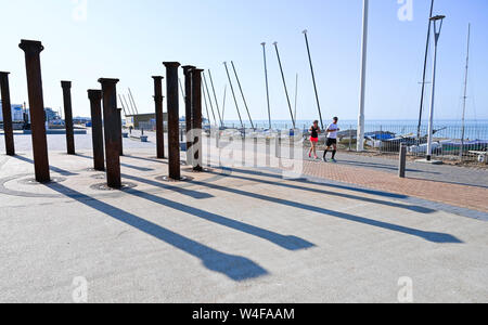 Brighton UK 23. Juli 2019 - Läufer am frühen Morgen heißen Sonne genießen in der Nähe der West Pier in Brighton. Hitzewelle Bedingungen sind für den Südosten von Großbritannien mit Temperaturen erwartet, die Mitte der 30er Jahre heute zu erreichen und in den nächsten Tagen erwartet. Foto: Simon Dack/Alamy leben Nachrichten Stockfoto