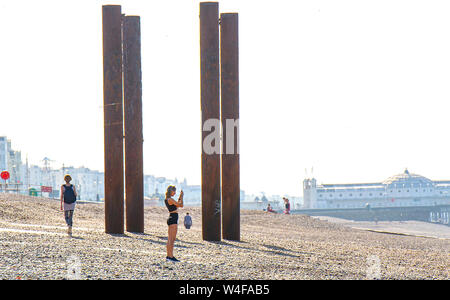 Brighton UK 23. Juli 2019 - die Besucher am frühen Morgen heißen Sonne genießen von der West Pier in Brighton. Hitzewelle Bedingungen sind für den Südosten von Großbritannien mit Temperaturen erwartet, die Mitte der 30er Jahre heute zu erreichen und in den nächsten Tagen erwartet. Foto: Simon Dack/Alamy leben Nachrichten Stockfoto