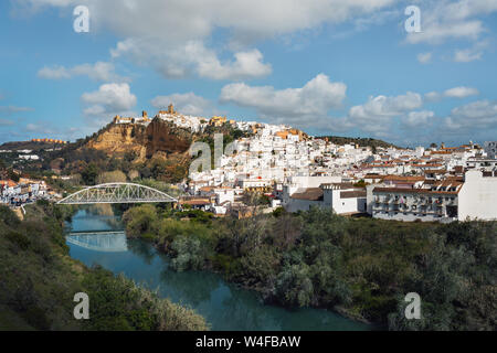 Arcos de la Frontera und Fluss Guadalete - Provinz Cadiz, Andalusien, Spanien Stockfoto