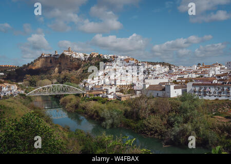 Arcos de la Frontera und Fluss Guadalete - Provinz Cadiz, Andalusien, Spanien Stockfoto