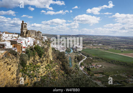 Luftaufnahme von Arcos de la Frontera mit St. Marien Pfarrkirche - Provinz Cadiz, Andalusien, Spanien Stockfoto