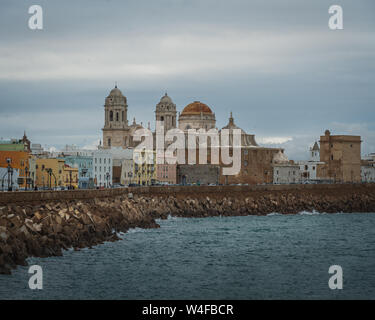 Cadiz Skyline mit Blick auf das Meer und die Kathedrale von Cadiz, Andalusien, Spanien Stockfoto