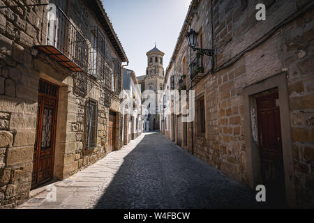 Mittelalterliche Straße von Baeza mit alten Universität Turm - Baeza, Provinz Jaen, Andalusien, Spanien Stockfoto