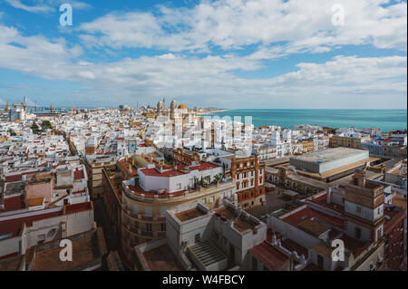 Luftaufnahme der Stadt mit der Kathedrale von Cadiz - Cádiz, Andalusien, Spanien Stockfoto