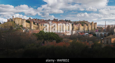 Panoramablick von Avila Stadt und seine mittelalterlichen Mauern - Avila, Kastilien und Leon, Spanien Stockfoto