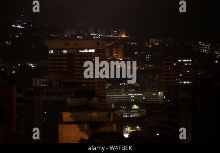 Caracas. 23. Juli, 2019. Foto am 23. Juli 2019 zeigt der Blick auf die Stadt von Caracas, Venezuela. Die erste Untersuchung hat gezeigt, dass "eine elektromagnetische Attack' ist die wahrscheinliche Ursache des massiven Blackout schlagen die meisten Teile von Venezuela früheren Montag, ein Beamter sagte. Der Stromausfall betroffenen viel des Landes (ca. 17 Staaten) ab 4:40 Uhr Ortszeit (2040 GMT), einschließlich der Hauptstadt entfernt. Credit: Marcos Salgado/Xinhua/Alamy leben Nachrichten Stockfoto