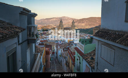 Jaen Stadt mit ihren steilen Gassen, bunten Häusern und der Kathedrale - Jaen, Andalusien, Spanien Stockfoto