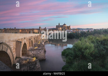 Cordoba Skyline bei Sonnenaufgang mit alten römischen Brücke und Moschee Kathedrale - Cordoba, Andalusien, Spanien Stockfoto