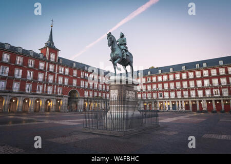 Plaza Mayor und König Philipp III Statue - Madrid, Spanien Stockfoto