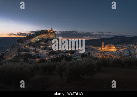 Luftaufnahme von Montefrio Stadt bei Nacht - Montefrio, Provinz Granada, Andalusien, Spanien Stockfoto