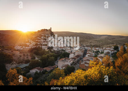 Luftaufnahme von Montefrio Stadt bei Sonnenuntergang - Montefrio, Provinz Granada, Andalusien, Spanien Stockfoto