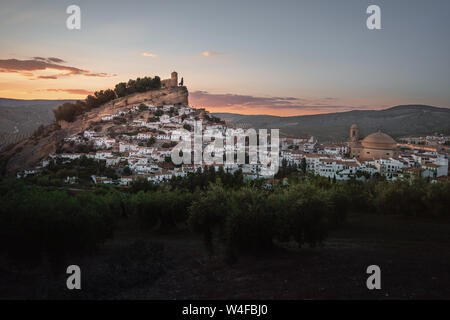 Luftaufnahme von Montefrio Stadt bei Sonnenuntergang - Montefrio, Provinz Granada, Andalusien, Spanien Stockfoto