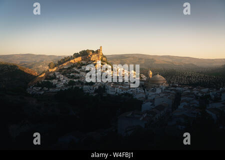 Luftaufnahme von Montefrio Stadt bei Sonnenaufgang - Montefrio, Provinz Granada, Andalusien, Spanien Stockfoto