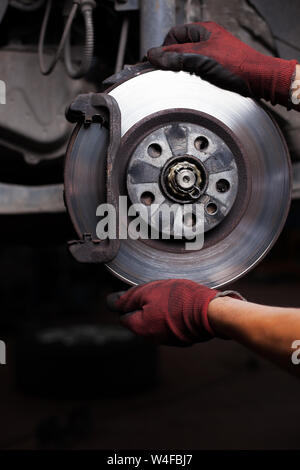 Reparatur der Bremsen am Auto. Ändern der Bremsscheibe Stockfoto