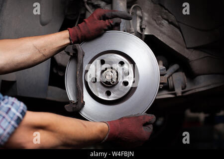 Automechaniker Instandsetzung der Bremsen am Auto Stockfoto
