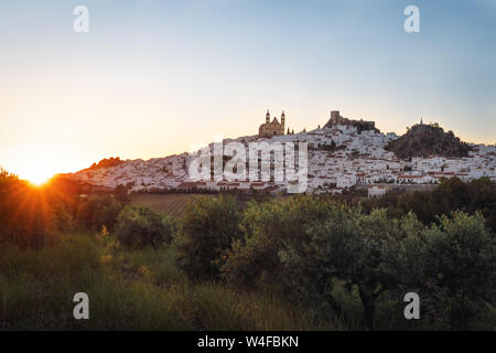 Olvera Stadt mit Burg und Dom bei Sonnenuntergang - Olvera, Provinz Cadiz, Andalusien, Spanien Stockfoto