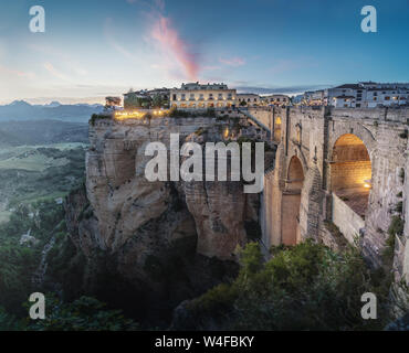 Luftaufnahme der Schlucht El Tajo und Ronda Brücke Puente Nuevo bei Sonnenuntergang - Ronda, Provinz Malaga, Andalusien, Spanien Stockfoto