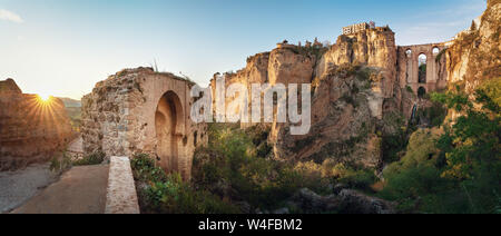 Panoramablick über Ronda Brücke Puente Nuevo bei Sonnenuntergang - Ronda, Provinz Malaga, Andalusien, Spanien Stockfoto