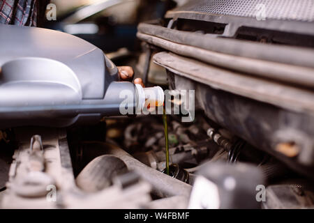 Automechaniker Motoröl wechseln Stockfoto