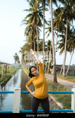 Schwangere Frau Training Outdoor Stockfoto