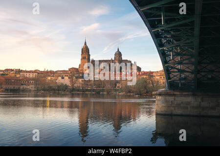 Salamanca Skyline Blick mit Kathedrale und Enrique Estevan Brücke vom Fluss Tormes bei Sonnenuntergang - Salamanca, Kastilien und Leon, Spanien Stockfoto