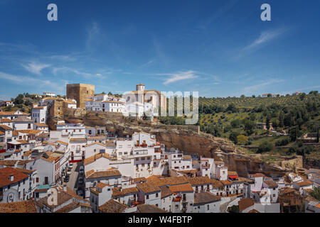Luftaufnahme von Setenil de las Bodegas - Setenil de las Bodegas, Provinz Cadiz, Andalusien, Spanien Stockfoto