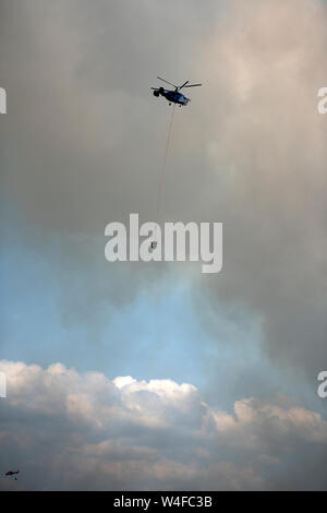 Feuerwehr Hubschrauber kämpfen ein wildfire in der Nähe von Athens Griechenland. Feuerwehr Hubschrauber. Stockfoto