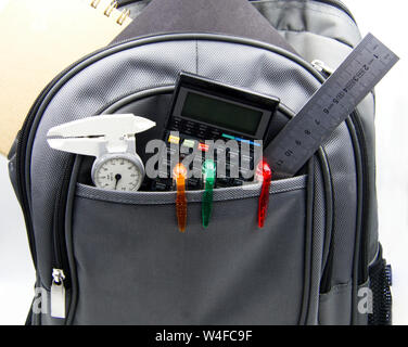 Rucksack mit anderen Schule liefert. Zurück zur Schule Stockfoto