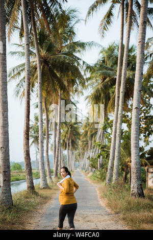 Schwangere Frau in Ihrem trimester Training Outdoor Stockfoto