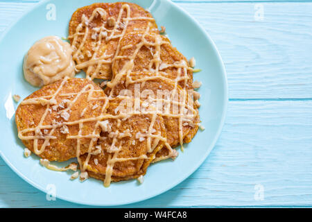 Kürbis Pfannkuchen mit Birne Sauce und eine Walnuss Stockfoto