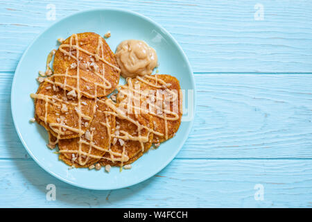 Kürbis Pfannkuchen mit Birne Sauce und eine Walnuss Stockfoto