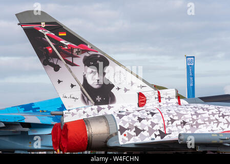 Deutsche Luftwaffe Eurofighter EF2000 Jet Kampfflugzeug auf der Royal International Air Tattoo Airshow, RAF Fairford, UK. Red Baron Spezialschwanz Stockfoto