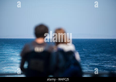 junges Paar Blick auf das Meer Stockfoto