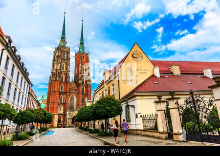 Wroclaw, Polen - 21. Juni 2019: Ostrow Tumski Insel und die Kathedrale des Hl. Johannes des Täufers Towers Stockfoto